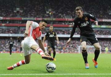 Alexis Sánchez controla la pelota ante la mirada de Andrew Robertson.