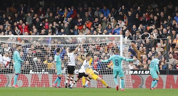 Valencia 1-0 Barcelona | Le cayó la pelota a Maxi Gómez dentro del área tras varios rechaces de los defensas, disparó muy desviado, pero el balón tocó en Alba y se introdujo en su portería.
