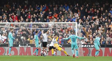 Valencia 1-0 Barcelona | Le cay車 la pelota a Maxi G車mez dentro del 芍rea tras varios rechaces de los defensas, dispar車 muy desviado, pero el bal車n toc車 en Alba y se introdujo en su porter赤a.