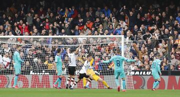 Valencia 1-0 Barcelona | Le cayó la pelota a Maxi Gómez dentro del área tras varios rechaces de los defensas, disparó muy desviado, pero el balón tocó en Alba y se introdujo en su portería.
