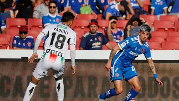Futbol, Universidad de Chile vs Palestino
Fecha 24, Campeonato Nacional 2024.
El jugador de Universidad de Chile Maximiliano Guerrero, derecha, disputa el balon contra Michael Vadulli de Palestino durante el partido de primera division disputado en el estadio Nacional en Santiago, Chile.
15/09/2024
Dragomir Yankovic/Photosport
Football, Universidad de Chile vs Palestino
24 th turn, 2024 National Championship.
Universidad de Chile's player Maximiliano Guerrero right, vies the ball against Michael Vadulli of Palestino during the first division match held at the Nacional stadium in Santiago, Chile.
15/09/2024
Dragomir Yankovic/Photosport