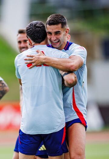 Buen ambiente entre Dani Carvajal y Ferran Torres.