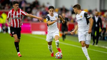 Diego L&oacute;pez conduce un bal&oacute;n.