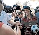 Ronaldinho es rentable: 3.000 abonos en una hora