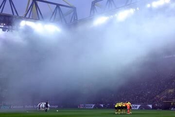 El estadio del Borussia de Dortmund, Signal Iduna Park, es uno de los feudos más famosos y con mayor ambiente de Europa. Situado  en la ciudad de Dortmund, en el estado federado de Renania del Norte-Westfalia, al oeste de Alemania. Es el quinto estadio más grande de Europa, y el tercer hogar más grande de un club europeo de primer nivel después del Camp Nou y el Estadio Santiago Bernabéu.