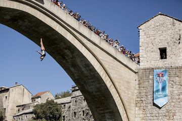 Cesilie Carlton salta desde un puente de la ciudad de Mostar.