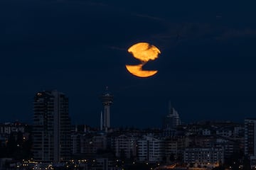 La "Superluna del Cazador" se eleva sobre Atakule en Ankara, Turquía.