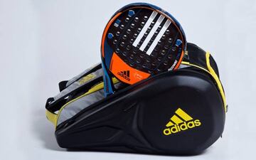 Una pala de p&aacute;del Adidas junto con un paletero a juego.