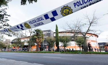 Con un alto dispositivo de seguridad, el Valencia Basket recibe al Maccabi de Tel Aviv en la tercera jornada de la Euroliga. El partido ha sido declarado de alto riesgo y habrá cerca de 700 agentes velando por la seguridad dentro y fuera del pabellón.