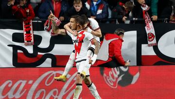 MADRID, 07/11/2022.- Los jugadores del Rayo Vallecano, el argentino Óscar Trejo (i) y Fran García, celebran el tercer gol del equipo vallecano durante el encuentro correspondiente a la jornada trece de primera división que disputan hoy lunes frente al Real Madrid en el estadio de Vallecas. EFE / Juanjo Martín.