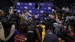 Klay Thompson atiende a los medios de comunicaci&oacute;n antes de las Finales NBA 2018.