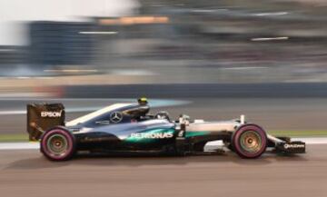 Mercedes AMG Petronas F1 Team's German driver Nico Rosberg steers his car during the qualifying session as part of the Abu Dhabi Formula One Grand Prix at the Yas Marina circuit on November 26, 2016. / AFP PHOTO / Andrej ISAKOVIC