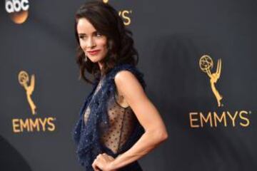 Abigail Spencer deslumbró a su llegada al Microsoft Theater.