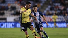 AME3874. PACHUCA (MÉXICO), 18/07/2022.- Nicolás Ibáñez (d) de Pachuca disputa el balón con Marco Fabian de Mazatlan (i) hoy, durante el encuentro de la jornada 03 del torneo Apertura 2022 de la Liga MX, entre Tuzos del Pachuca y Mazatlan, en el estadio Hidalgo, en Pachuca (México). EFE/ David Martínez Pelcastre
