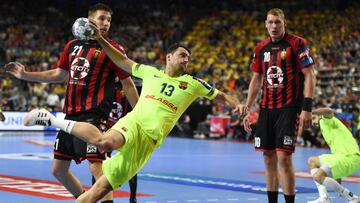 Aitor Ari&ntilde;o lanza durante las semifinales de la Final Four de la Champions League de Balonmano de 2019 entre el Barcelona y el Vardar.