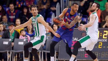 GRAF8588. BARCELONA, 25/01/2019.- El alero Adam Hanga (c) del Barcelona, defiende la posesi&oacute;n ante el base turco Kenan Sipahi (i) y el alero Pablo Almaz&aacute;n del Real Betis, durante el partido correspondiente a la 19&ordf; jornada de la Liga Endesa disputado este s&aacute;bado en el Palau Blaugrana de Barcelona. EFE/Toni Albir