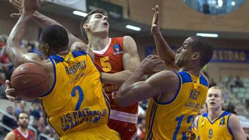 José Ortega "Chumi" entra a canasta ante Richard Hendrixh y Eulis Báez.