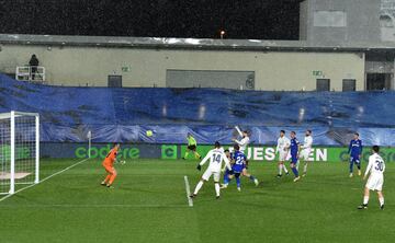 1-0. Karim Benzema marcó el primer gol.