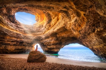 Popular playa escarpada, con imponentes acantilados de caliza y una enorme gruta marina en cuyas arenas se adentran las olas.