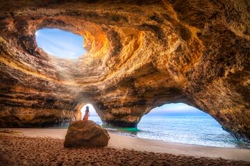 Popular playa escarpada, con imponentes acantilados de caliza y una enorme gruta marina en cuyas arenas se adentran las olas.