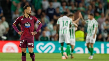 SEVILLA, 24/04/2025.- El centrocampista del Valladolid Iván Sánchez tras el quinto gol del Betis, durante el partido de LaLiga de fútbol que Real Betis y Real Valladolid disputan este jueves en el estadio Benito Villamarín, en Sevilla. EFE/Julio Muñoz