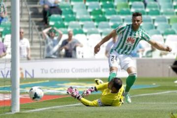 El jugador del Real Betis, Ruben Castro, tira a puerta ante el portero del Sevilla FC, Beto (en el suelo), durante el partido correspondiente a la trigesimo tercera jornada de liga, disputado hoy en el estadio Benito Villamarín. 