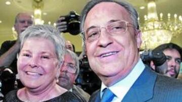 <b>VICTORIOSOS. </b>Florentino Pérez junto a su mujer Pitina, ayer en la presentación de su candidatura.
