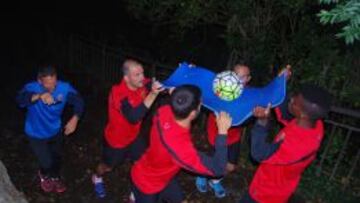 Los jugadores del Almer&iacute;a jugando a una gincana.