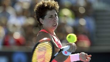 La española Carla Suárez devuelve una bola a la rumana Sorana Cirstea en su partido de segunda ronda del Australia Open.