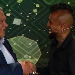 Arturo Vidal le entregó un premio a Elías Figueroa y lo sorprendió con esta frase