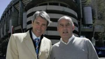 <b>FIELES. </b>Carrasco y Gallego posan con sus colores en el Bernabéu.