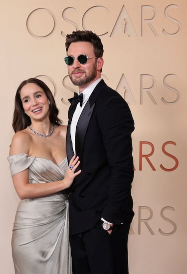 Chris Evans y Alba Baptista Nick Cave y Susie Cave posan en la alfombra roja del Dolby Theatre.