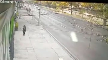 Imagen muy dura: un conductor se lleva por delante a 12 ciclistas