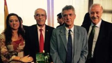 De izquierda a derecha: Manoli Romero y Antonio Toledo, presidenta y entrenador del Sporting de Huelva, Villar y Vicente del Bosque.