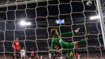 David de Gea despeja un bal&oacute;n durante el partido contra el Madrid. 