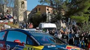 <b>INALCANZABLES. </b>Sordo secundó a Loeb después de la primera etapa y le atacará si le dejan.