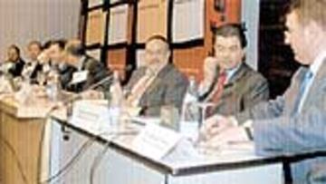 <b>DIÁLOGO</B>. Alfredo Relaño, director de AS, departió con sus compañeros de mesa antes y después de la conferencia. La charla, que duró cerca de dos horas, estuvo presidida por el buen ambiente y el diálogo. Mandó el fútbol, el gran protagonista de la mañana.