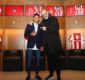 Reinildo, junto a Manuel Tom&aacute;s, su agente, en el vestuario del Wanda Metropolitano.