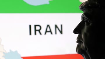 Esta ilustración, tomada el 23 de junio de 2025, muestra una miniatura impresa en 3D del rostro del presidente estadounidense Donald Trump y un mapa de Irán.