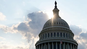 FOTO DE ARCHIVO: La c&uacute;pula del edificio del Capitolio de Estados Unidos se ve mientras el sol se pone en el Capitolio en Washington, Estados Unidos, 26 de julio de 2019. 