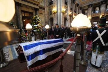 Imagen de la capilla ardiente en el Palacio Legislativo de Montevideo con el féretro de Alcides Ghiggia.