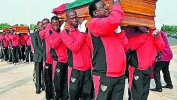 <b>FUNERAL. </b>Los jugadores llevaron ellos mismos los féretros.
