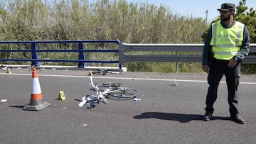 Agentes de la Guardia Civil en el punto kilom&eacute;trico 205 de la N-332 entre las localidades de Oliva y Denia, donde la conductora de un turismo ,que ha dado positivo en el control de alcohol y drogas , ha arrollado a un grupo de seis ciclistas de un equipo de J&agrave;vea, provocando la muerte de tres de ellos y heridas graves a otros dos.