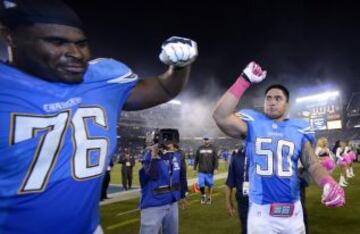 Manti Te'o de los San Diego Chargers celebra con su compañero D.J. Fluker después de su victoria por 19-9 ante los Colts de Indianápolis