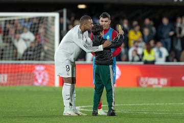 Durante el intercambio de vestimenta un ni?o se acerc corriendo para pedirle un 'selfie' al jugador del Real Madrid. 