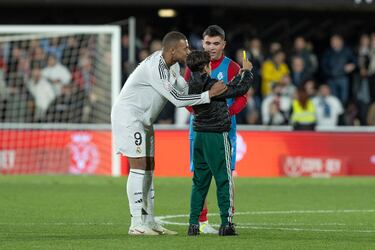Durante el intercambio de vestimenta un niño se acercó corriendo para pedirle un 'selfie' al jugador del Real Madrid. 