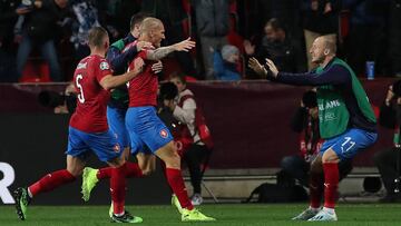 Zdenek Ondrasek celebra el gol de la victoria.
 