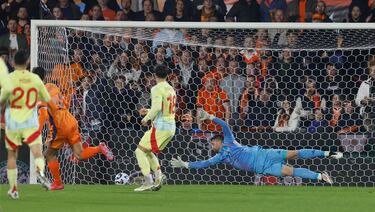 2-1. Jeremy Frimpong se va por la banda derecha, da un pase atrás que Tijjani Reijnders aprovecha para sacar un disparo con la derecha, raso e  imparable para Unai Simón.