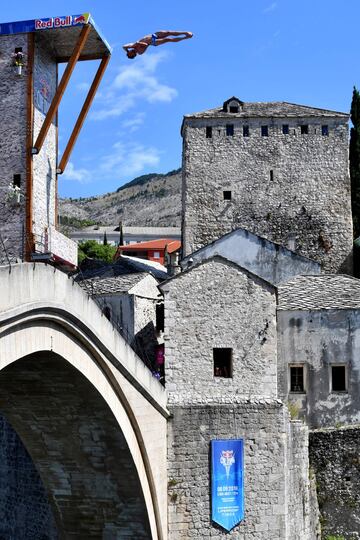 Salto desde la plataforma del puente Stari Most.