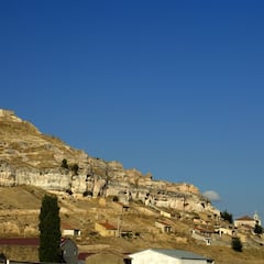 Un pequeño pueblo en Castilla y León ordena eliminar todos sus bancos y llena sus calles con butacas del Camp Nou